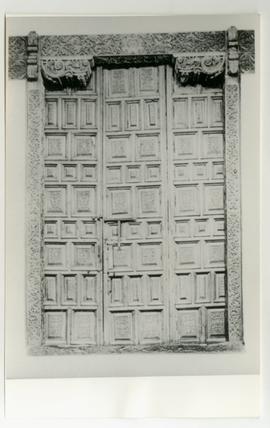 Fotografía de aparente puerta de estilo barroco