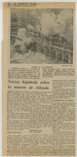 Recorte de prensa con nota de periódico ecuatoriano El Comercio, titulado "Varias hipótesis ...